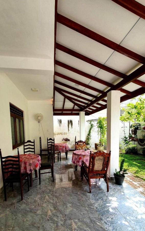 Guesthouse Kind And Love Hikkaduwa Esterno foto